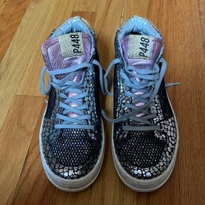 P448 You can surf later metallic Mid Top Sneaker, gray laces